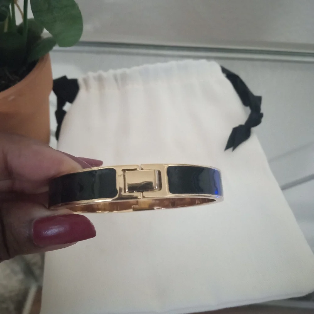 Kate Spade Gold Black Enamel Hole Punch Spade Bangle Bracelet NWOT - Picture 5 of 6